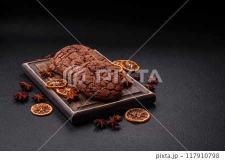 Delicious crispy round oatmeal cookies with chocolate Delicious crispy round oatmeal cookies with chocolate 117910798