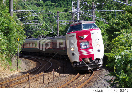車体を大きく傾けて急カーブを通過する381系特急やくも号 117910847
