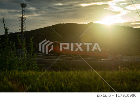 夕陽に照らされる赤い電車 夕陽に照らされる赤い電車 117910980