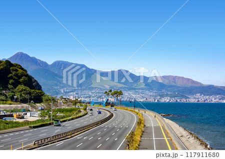 別大国道と別府湾山並み 別大国道と別府湾山並み 117911680