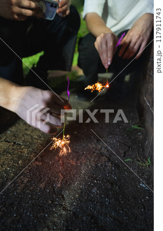 みんなでしんみり線香花火 117911743