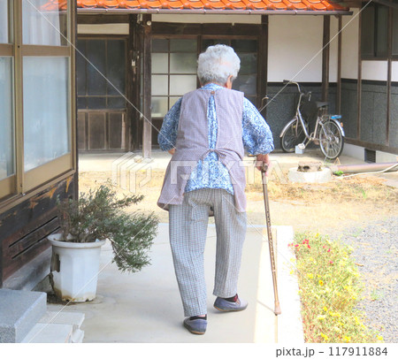 杖をついて歩く高齢女性 杖をついて歩く高齢女性 117911884