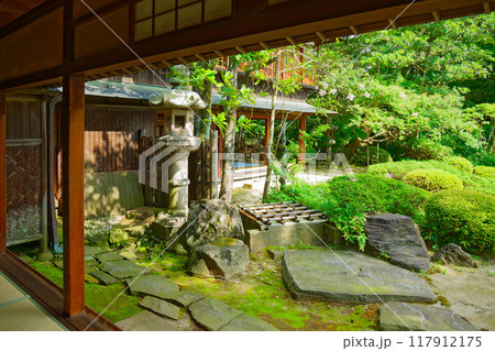 本間家・別邸　清遠閣より庭園を望む　石灯籠と井戸　本間美術館 117912175