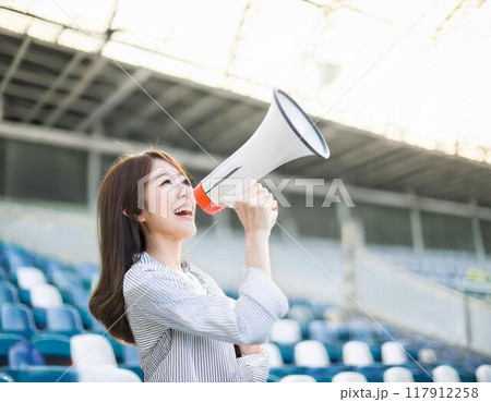 応援する若い女性 117912258