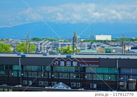 酒田駅前交流拠点施設ミライニ屋上よりJR酒田駅と鳥海山を望む 117912770