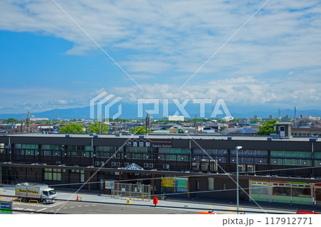 酒田駅前交流拠点施設ミライニ屋上よりJR酒田駅と鳥海山を望む 117912771