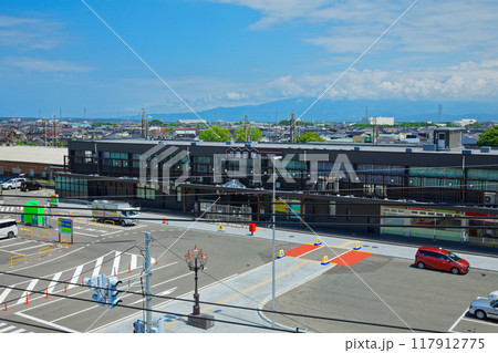 酒田駅前交流拠点施設ミライニ屋上よりJR酒田駅と鳥海山を望む 117912775