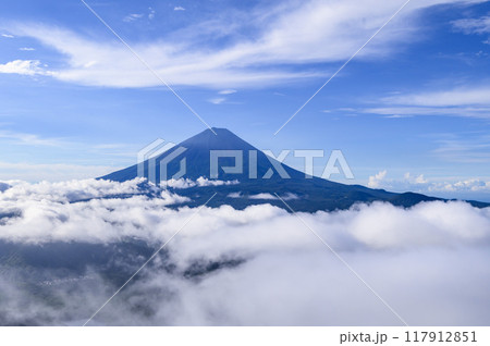 夏の富士山と大雲海(山梨県・王岳付近より) 夏の富士山と大雲海(山梨県・王岳付近より) 117912851