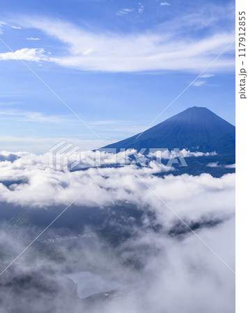 夏の富士山と大雲海（山梨県・王岳付近より） 117912855