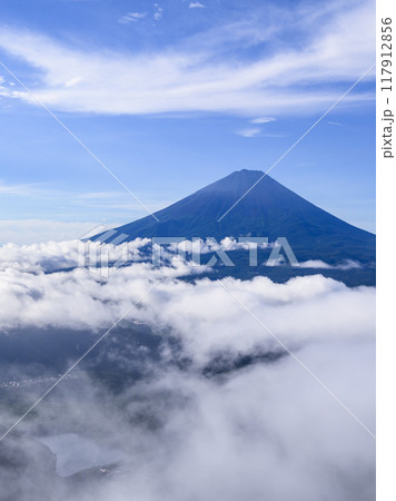 夏の富士山と大雲海（山梨県・王岳付近より） 117912856