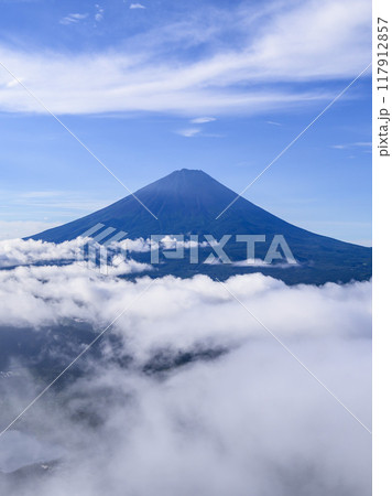夏の富士山と大雲海（山梨県・王岳付近より） 117912857