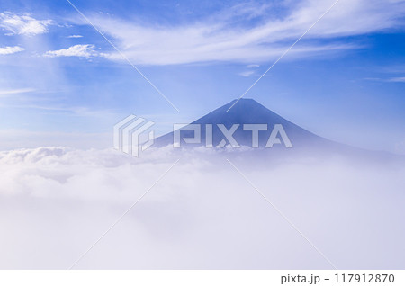 夏の富士山と大雲海（山梨県・王岳付近より） 117912870