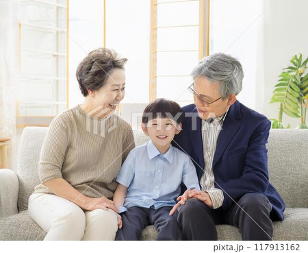 シニアと孫 117913162