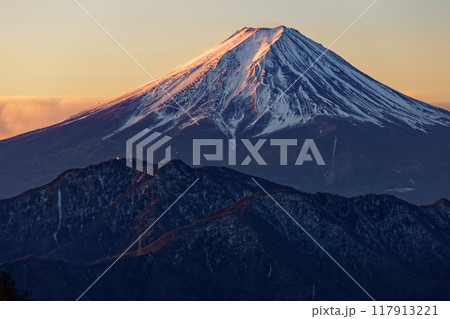 南大菩薩・大蔵高丸から見る朝焼けの富士山 南大菩薩・大蔵高丸から見る朝焼けの富士山 117913221