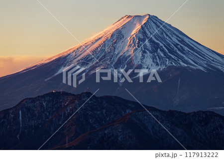 南大菩薩・大蔵高丸から見る朝焼けの富士山 117913222