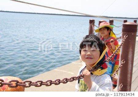 海と子供 117913434