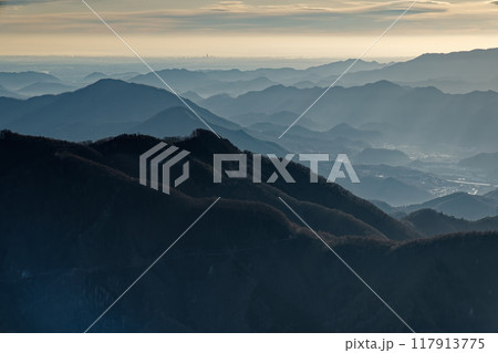 南大菩薩・大蔵高丸から見る朝の山並み 117913775