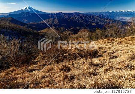 冬の南大菩薩・ハマイバ丸付近から見る富士山と南アルプスの山並み 冬の南大菩薩・ハマイバ丸付近から見る富士山と南アルプスの山並み 117913787