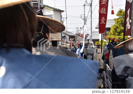 日本の岐阜県高山市 春の高山祭 大名行列に参加する人達 着物を着て、陣笠を被る後ろ姿 日本の岐阜県高山市 春の高山祭 大名行列に参加する人達 着物を着て、陣笠を被る後ろ姿 117914139