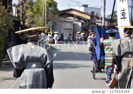 日本の岐阜県高山市　春の高山祭　大名行列に参加する人達　着物を着て、陣笠を被る後ろ姿 117914143
