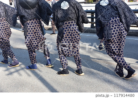日本の岐阜県高山市 春の高山祭 屋台と呼ばれる豪華な山車を運ぶ男達 法被を着て、足袋を履いている姿 日本の岐阜県高山市 春の高山祭 屋台と呼ばれる豪華な山車を運ぶ男達 法被を着て、足袋を履いている姿 117914480