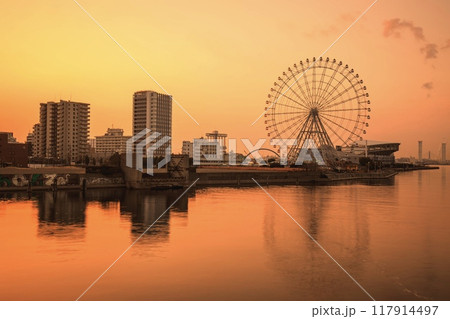 名古屋市、朝焼けの名古屋港ガーデンふ頭 117914497