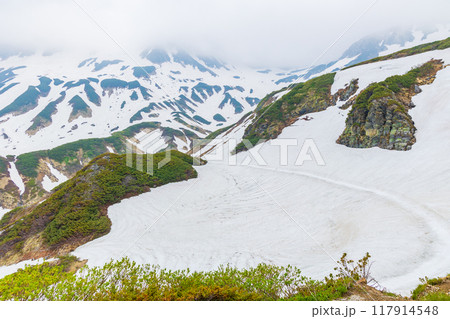 初夏の立山黒部アルペンルート　雪が残る室堂平 117914548