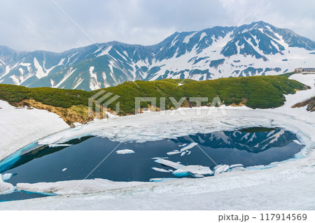 初夏の立山黒部アルペンルート 雪が残る室堂平 みくりが池 初夏の立山黒部アルペンルート 雪が残る室堂平 みくりが池 117914569