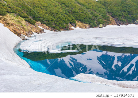 初夏の立山黒部アルペンルート　雪が残る室堂平　みくりが池 117914573