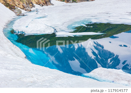初夏の立山黒部アルペンルート　雪が残る室堂平　みくりが池 117914577