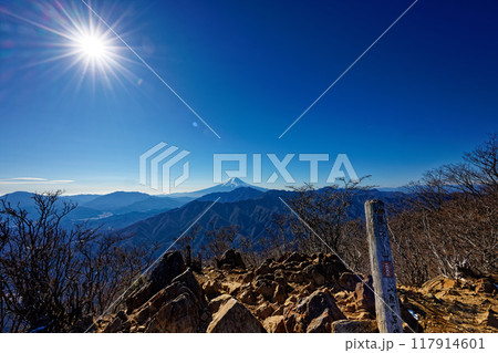 冬の滝子山から見る富士山 117914601