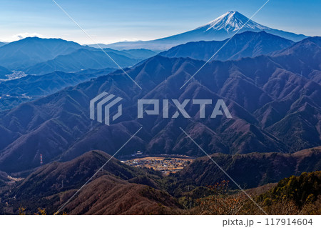 滝子山から見る冬の富士山と初狩の山並み 117914604
