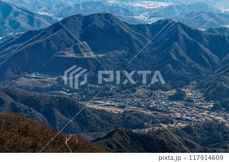 南大菩薩・滝子山から見る高川山と初狩の街並み 117914609