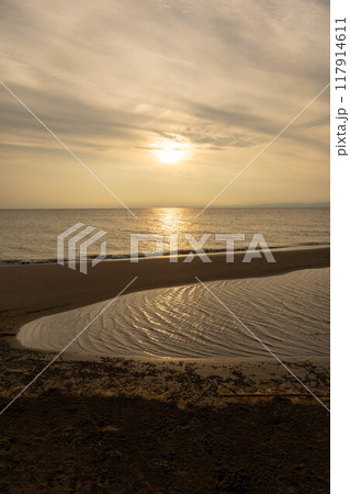 越後七浦シーサイドライン 潮溜まりのある浜の夕日 新潟県 越後七浦シーサイドライン 潮溜まりのある浜の夕日 新潟県 117914611