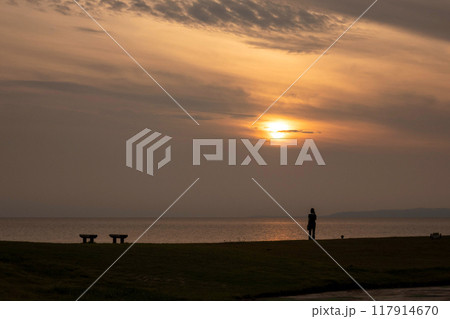 こめぐりの郷公園の夕日　新潟県 117914670
