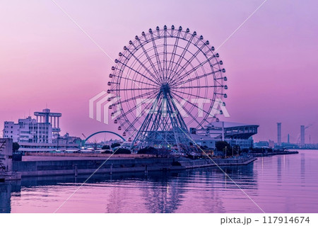 名古屋市、名古屋港ガーデンふ頭と夜明けのグラデーションの空 名古屋市、名古屋港ガーデンふ頭と夜明けのグラデーションの空 117914674