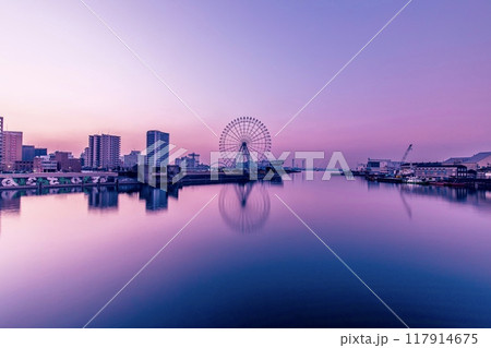 名古屋市、名古屋港ガーデンふ頭と夜明けのグラデーションの空 名古屋市、名古屋港ガーデンふ頭と夜明けのグラデーションの空 117914675