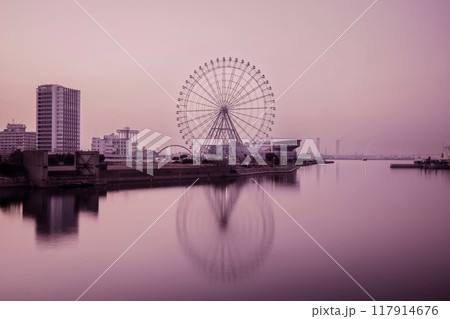 名古屋市、名古屋港ガーデンふ頭と夜明けのグラデーションの空 117914676