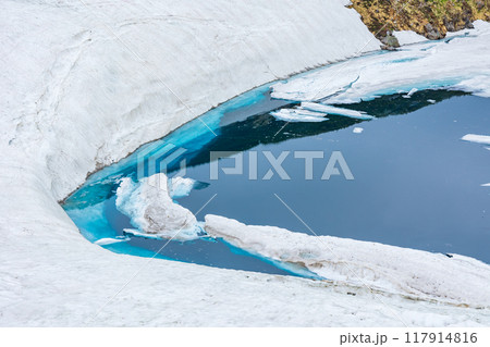 初夏の立山黒部アルペンルート　雪が残る室堂平　みくりが池 117914816