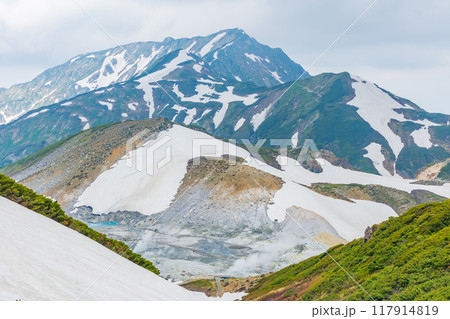 初夏の立山黒部アルペンルート 雪が残る室堂平 地獄谷 初夏の立山黒部アルペンルート 雪が残る室堂平 地獄谷 117914819