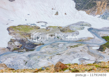 初夏の立山黒部アルペンルート 雪が残る室堂平 地獄谷 初夏の立山黒部アルペンルート 雪が残る室堂平 地獄谷 117914830
