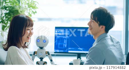 コミュニケーションロボットについて話し合うエンジニア男女_1 117914882