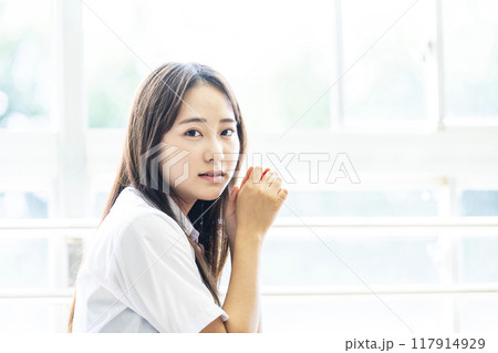 教室の椅子に座る女子高生 117914929