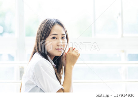 教室の椅子に座る女子高生 117914930
