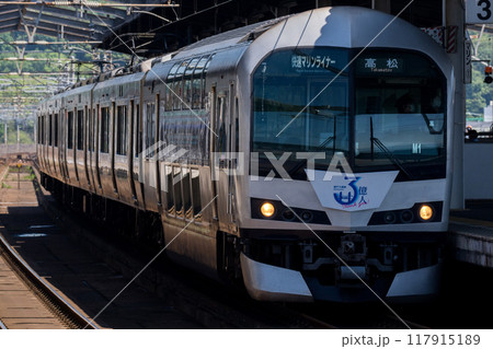 【瀬戸大橋線】児島駅を発車する快速マリンライナー 117915189