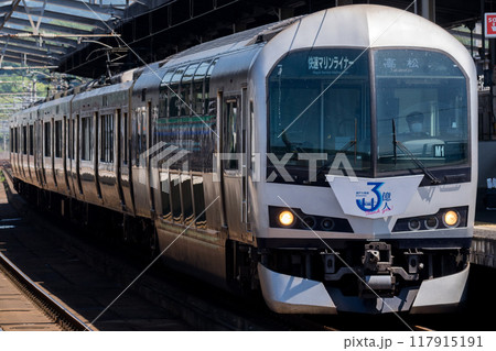 【瀬戸大橋線】児島駅を発車する快速マリンライナー 117915191