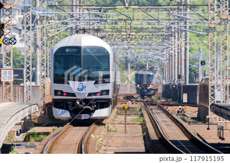 【瀬戸大橋線】児島駅を発車する快速マリンライナー 【瀬戸大橋線】児島駅を発車する快速マリンライナー 117915195
