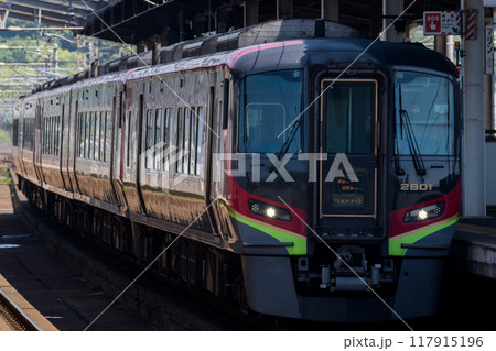 【瀬戸大橋線】児島駅を発車する特急列車 【瀬戸大橋線】児島駅を発車する特急列車 117915196