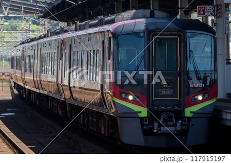 【瀬戸大橋線】児島駅を発車する特急列車 【瀬戸大橋線】児島駅を発車する特急列車 117915197