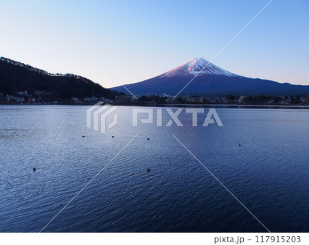 初冬の河口湖畔から望む夜明けの富士 117915203